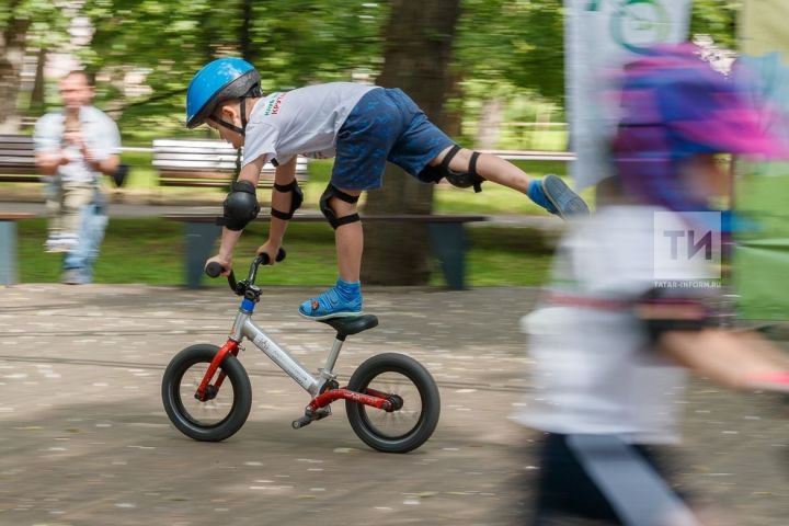 В ГИБДД Кукморского района напомнили подросткам на самокатах, скейтбордах и велосипедах о важности соблюдения ПДД