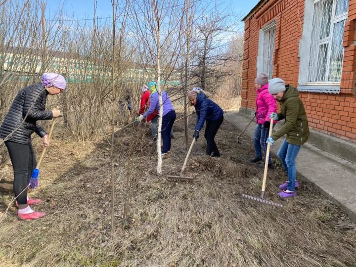 Кукмара редакциясе хезмәткәрләре санитар-экологик икеайлык кысаларында өмәгә чыкты