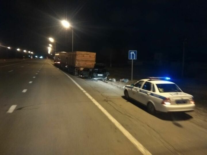 В Татарстане водитель погиб, влетев на скорости под грузовик