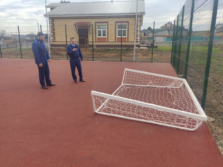 Кукмара районы прокуратурасы кыз бала өстенә футбол капкасы ауганнан соң җинаять эше кузгаткан