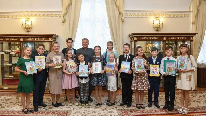 Рустам Минниханов встретился с победителями республиканского проекта «Культурный дневник школьника»