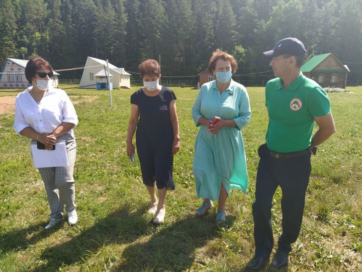 Римма Ратникова Кукмараның «Нараткай» лагеренда балаларның җәйге ялын оештыру белән танышты