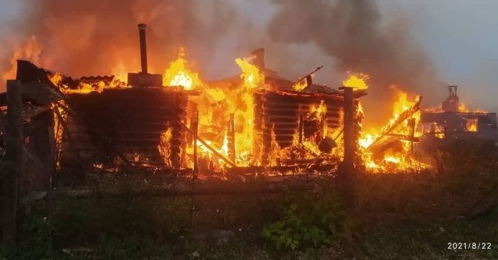 В кукморской деревне от огня пострадали четыре хозяйства