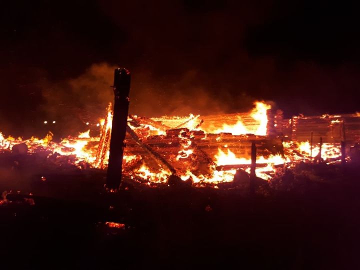 В Кукморской деревне пожар уничтожил два нежилых дома, сараи и бани