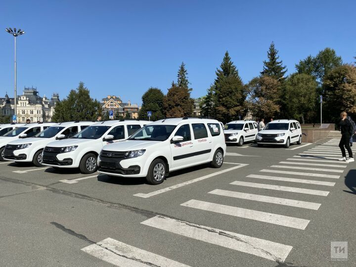 Минниханов вручил фельдшерам ключи от 60 машин с медицинским модулем