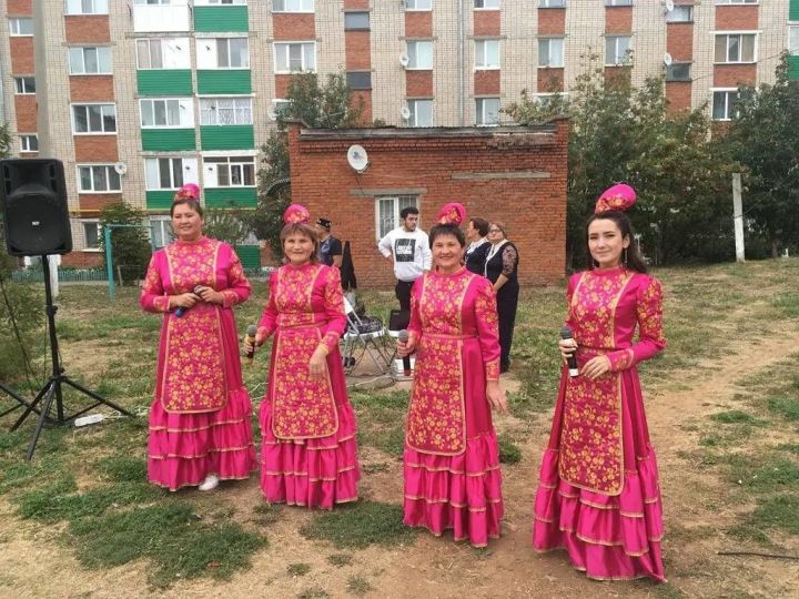 В Кукморе творческая группа РДК выступает на придомовых территориях города с концертной программой