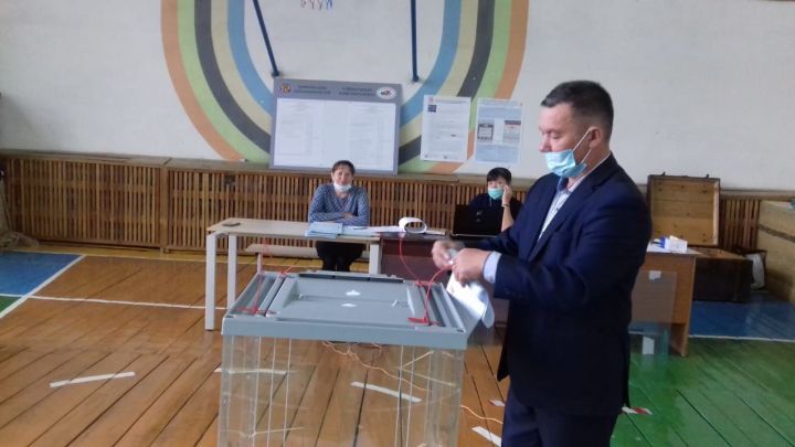 Глава Нижнерусского сельского поселения проголосовал на выборах