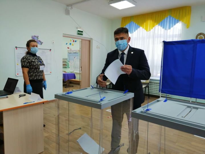 Глава Кукморского района принял участие в Едином дне голосования