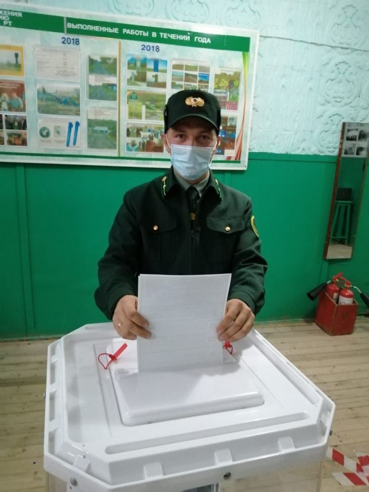 Кукморские специалисты лесного хозяйства пришли проголосовать в свой профессиональный праздник