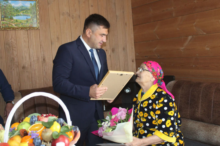 Проживающая в деревне Пчеловод Анна Захарова отметила 90-летний юбилей