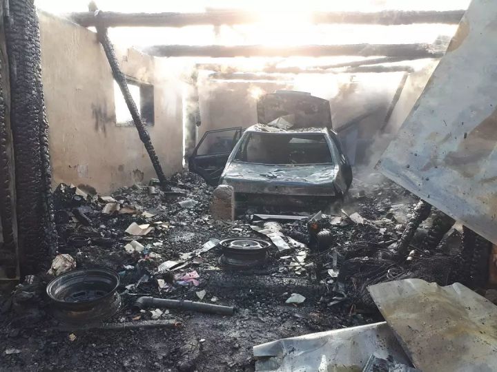 В Кукморском районе пожар уничтожил сарай, гараж и машину