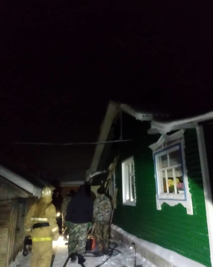 Огонь повредил потолок дома в Кукморском районе