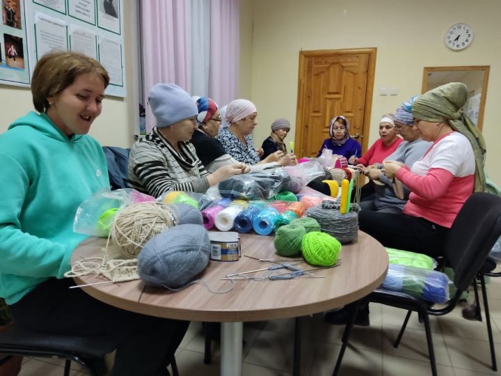 Жительницы Кукморского района вяжут шерстяные носки для солдат