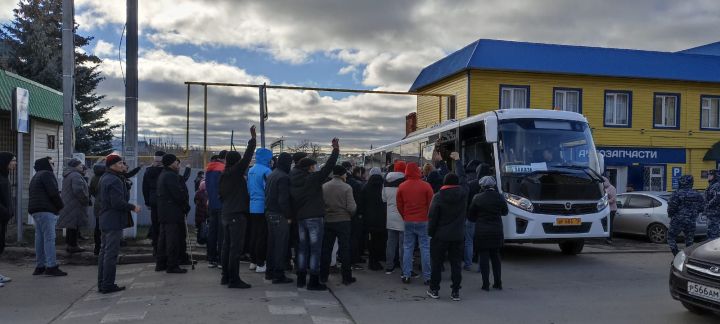 Из Кукмора на сборный пункт в Казань отправили очередную группу мобилизованных
