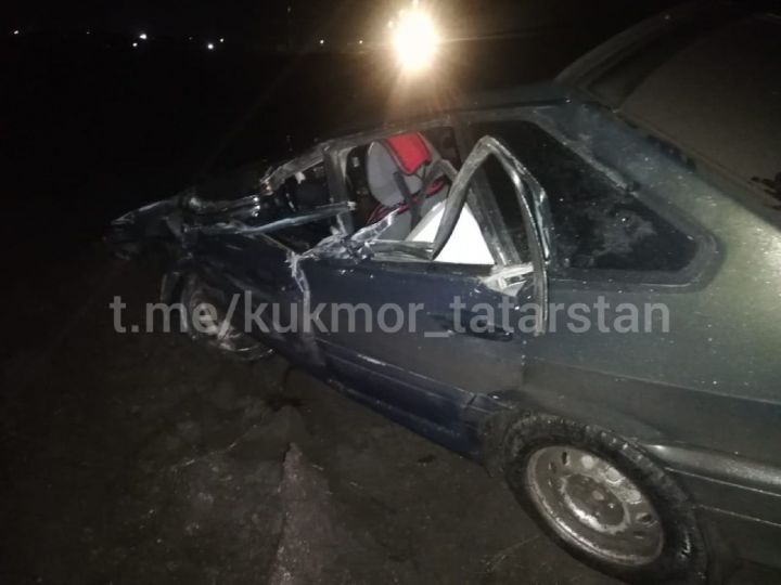 Кукмара районында җиңел машина йөк машинасына бәрелә һәм юл читенә төшеп китә, бер кеше зыян күрә
