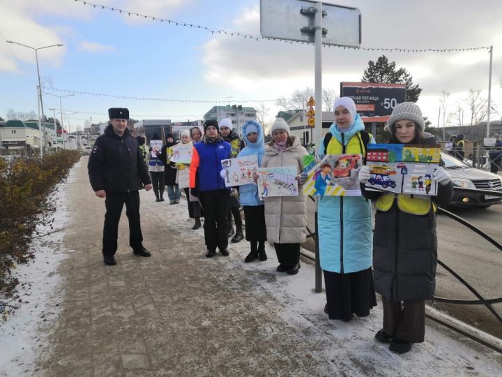 В Кукморе сотрудники Госавтоинспекции провели акцию, приуроченную Всемирному дню памяти жертв ДТП