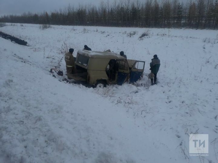 В Татарстане водителя «УАЗа» зажало в салоне после столкновения с грузовиком