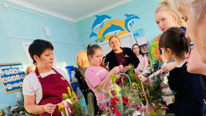 Мастер-класс по флористике провели в Кукморском реабилитационном центре «Милосердие»