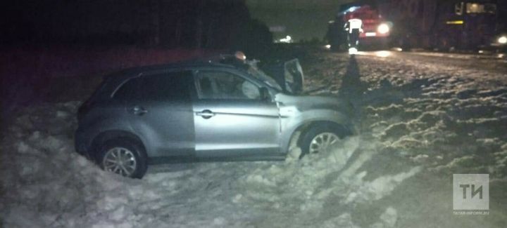 В Татарстане водитель иномарки погиб, влетев на встречке под фуру