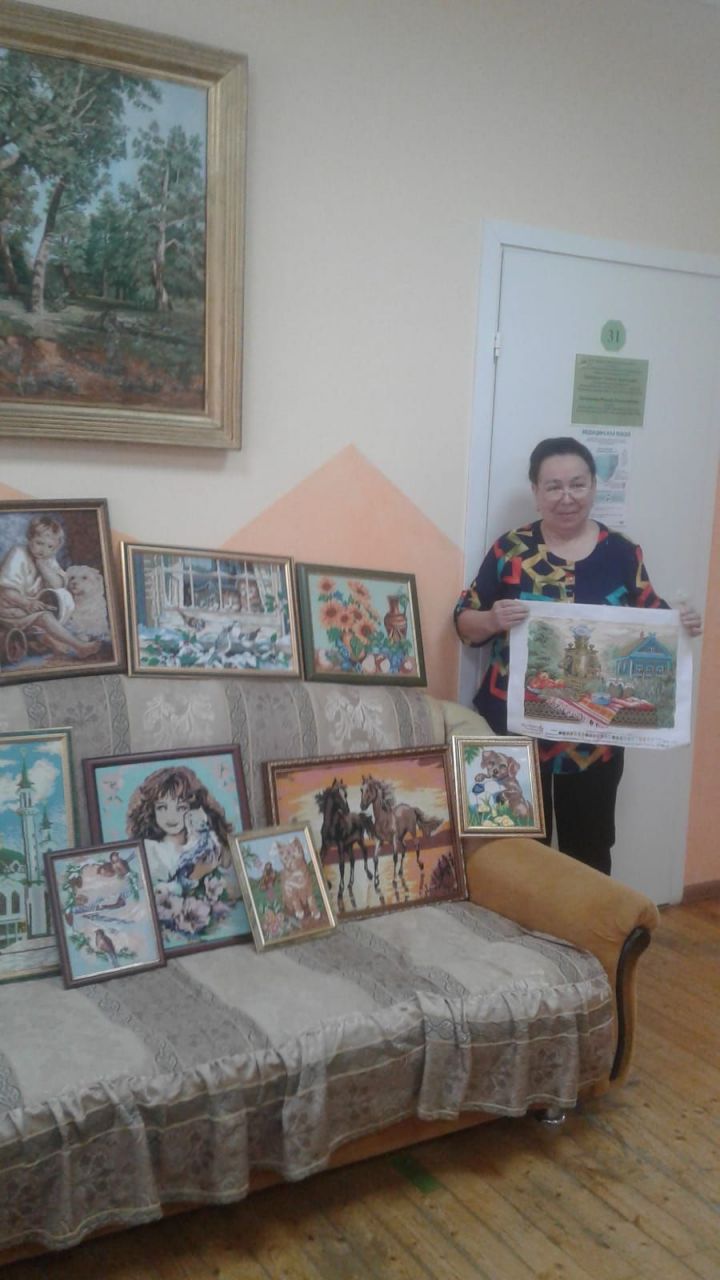 Рукодельница Равзалия Гарипова из Кукмора: «Свою первую картину вышивала полгода»