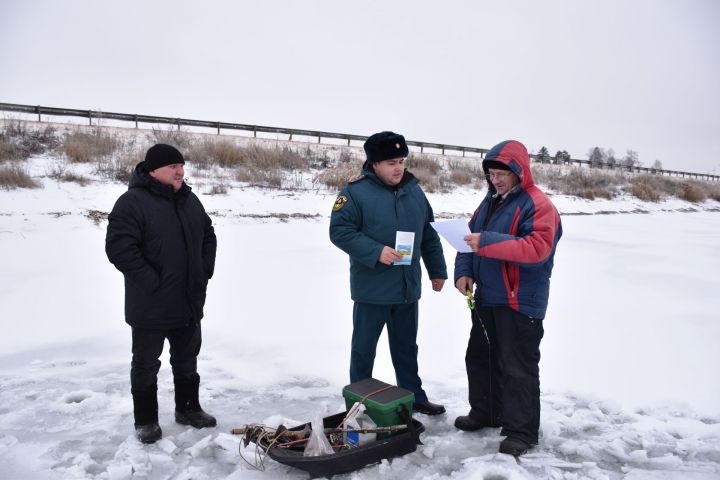 В Кукморском районе с любителями зимней рыбалки провели инструктажи