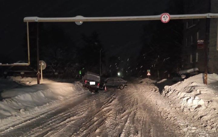 В Вятскополянском районе подросток на ВАЗе устроил ДТП, пострадало два человека