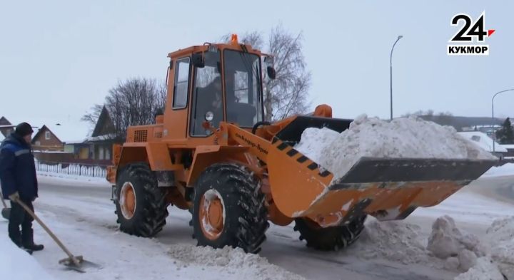 В Кукморе ведутся работы по расчистке улиц от снега