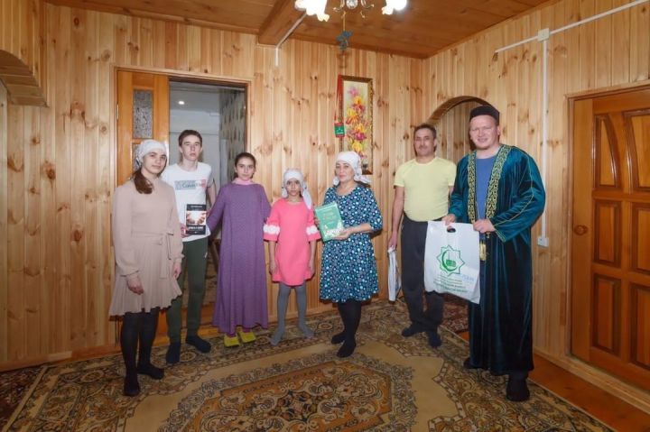 Имам-мухтасиб Кукморского района посетил семью Шайфутдиновых, в которой воспитываются четверо детей-сирот