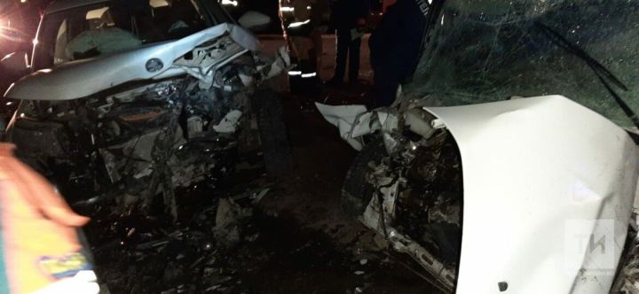 В Татарстане в лобовом столкновении двух легковушек один из водителей погиб, семь человек пострадали