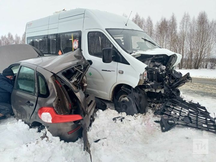В Татарстане в столкновении легковушки и вахтового автобуса погиб один человек