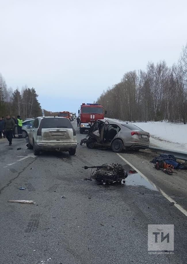 В Татарстане в столкновении трех автомобилей погибло двое водителей