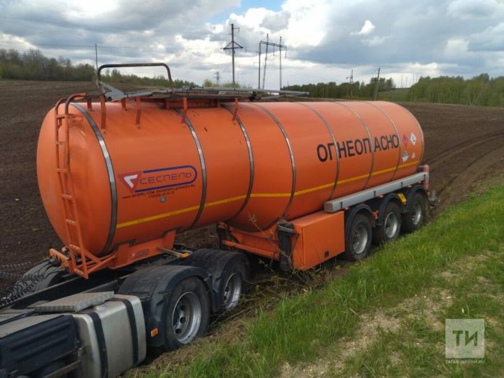 В Татарстане бензовоз вылетел в кювет, водитель скончался