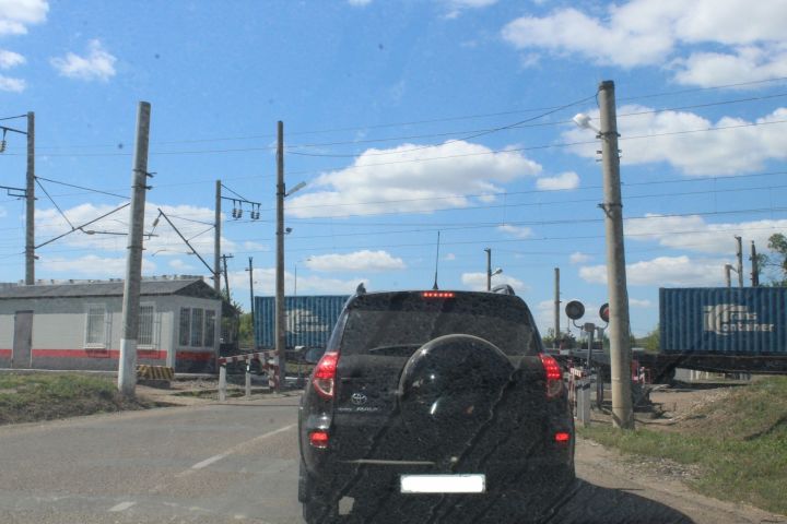В Кукморе железнодорожный переезд закрыли на ремонт