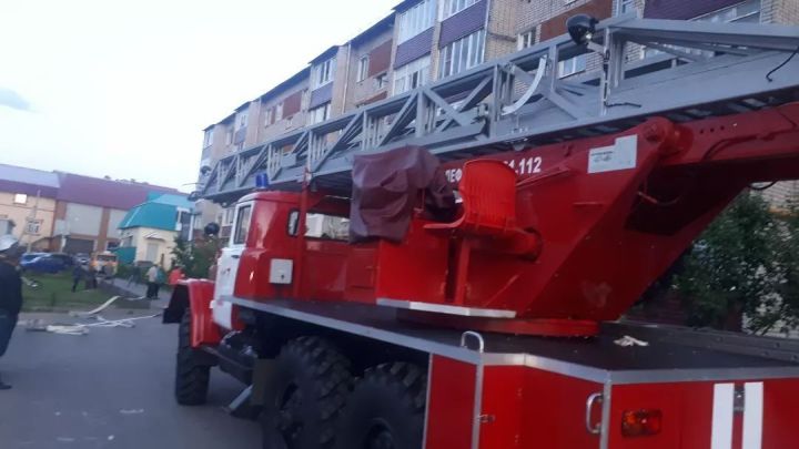 В Кукморе в многоэтажном доме произошло возгорание