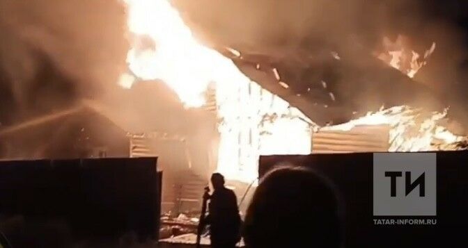 В Татарстане пожар уничтожил жилой дом и баню