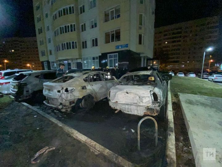 В Татарстане в результате пожара на парковке пострадали семь автомобилей