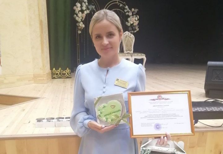 Главный специалист отдела ЗАГС Кукмоского района стала лучшим ведущим церемонии имянаречения