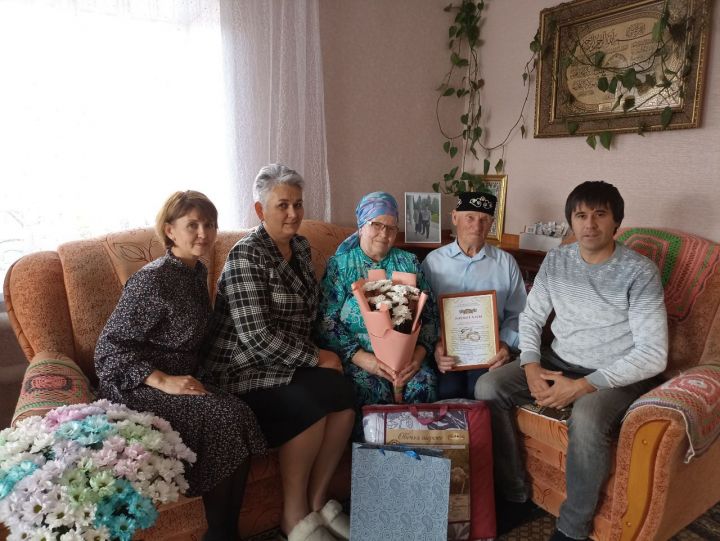 Кукмара районыннан Сабировлар гаиләсе «Районның мактаулы юбилярлары» китабына кертелде