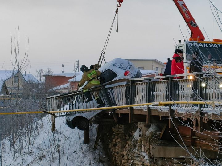 Кукмарада җиңел автомобиль әздән генә күпердән төшеп китмәгән
