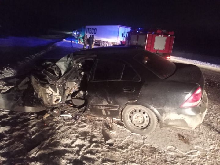 В Татарстане водитель легковушки скончался в больнице после столкновения с КамАЗом