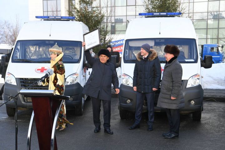 Рустам Минниханов вручил медицинским учреждениям Татарстана сертификаты на оснащение автомобилями