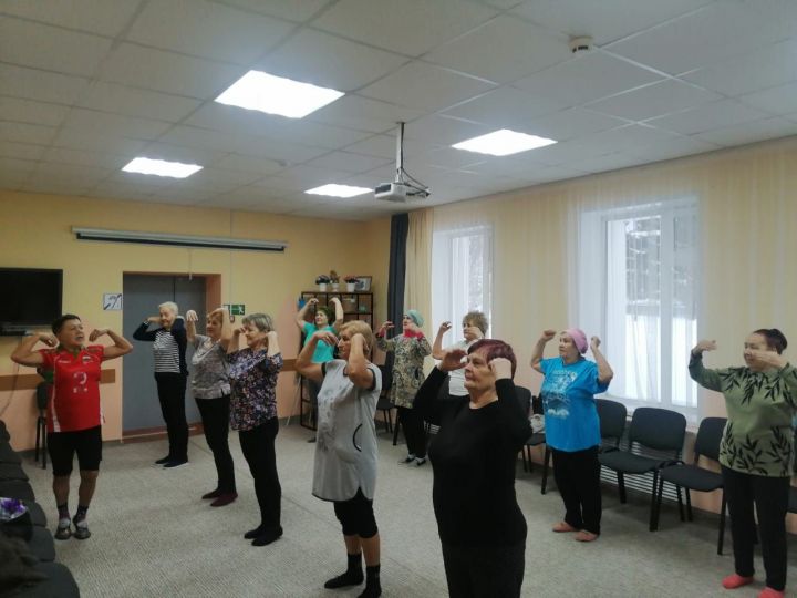 В Кукморском центре соцпомощи «НАЗ» проводят фитнес для людей золотого возраста
