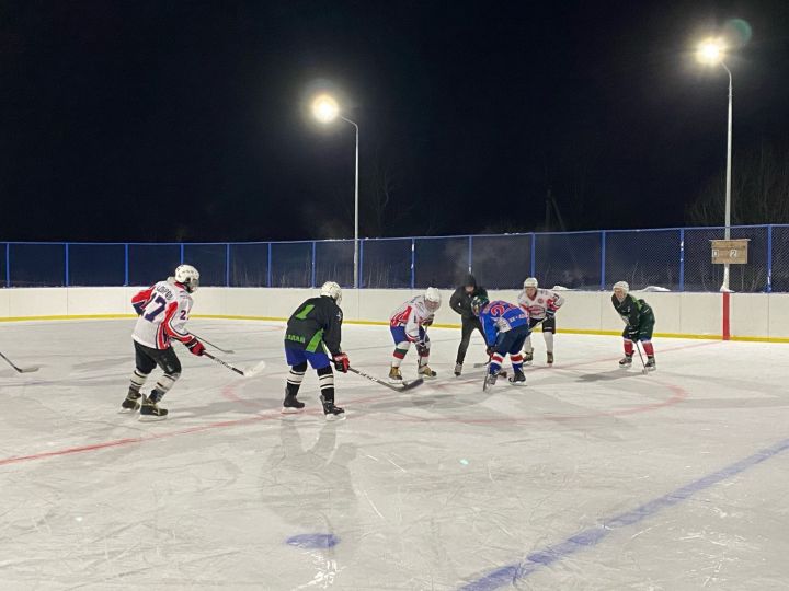В деревне Адаево прошла товарищеская игра по хоккею между сельскими командами «Адаево» и «Мамашир»