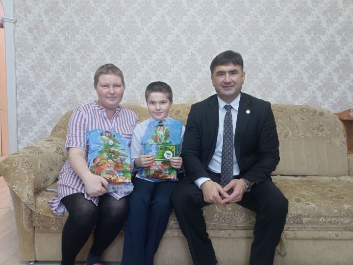 Сергей Димитриев исполнил желания троих юных жителей Кукмора