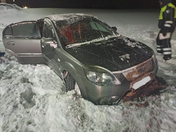 Кукмара районында җиңел автомобиль трассадан юл читенә төшкән, 12 яшьлек кыз зыян күргән