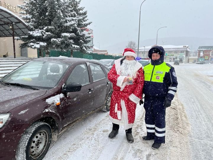 В Кукморе автоинспекторы поздравили водителей с наступающим Новым годом и напомнили о ПДД