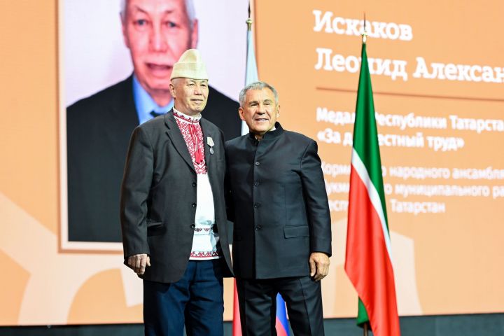 Леонид Искаков из Кукморского района награжден медалью Республики Татарстан «За доблестный труд»