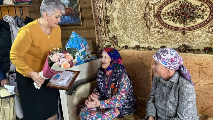 Жительница села Ошторма Юмья Анастасия Васильева отмечает 95-летие