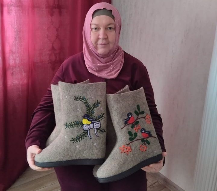Семья Саетовых «рисует» на валенках шерстью