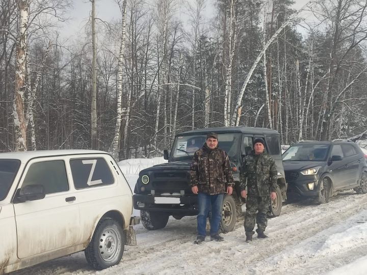 Бойцам из Кукморского района передали «Ниву» и «УАЗик» в зону проведения специальной военной операции
